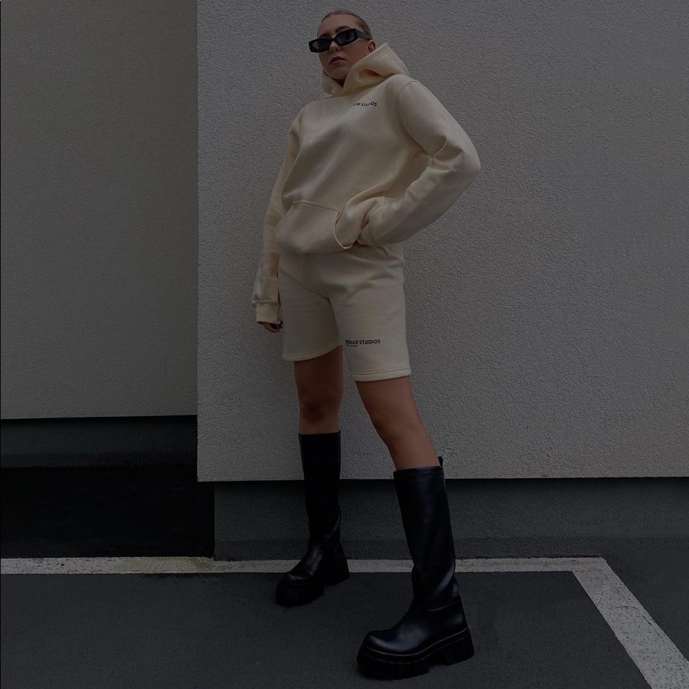 🌺☀️HP☀️🌺 𝐋𝐀𝐒𝐓 𝗡𝗪𝗧 𝗭𝗮𝗿𝗮 • High Shaft Treaded Sole Boots - Picture 5 of 17